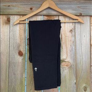 BLACK CROPPED IVIVA LEGGINGS